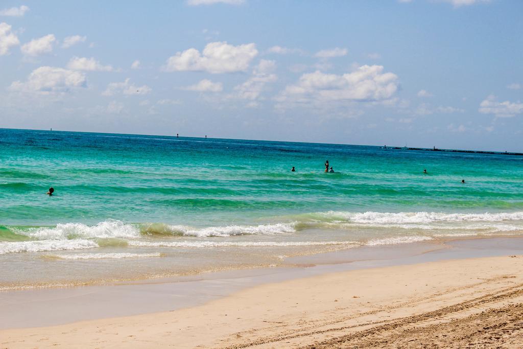 Ocean Walk Apartments ไมอามีบีช ภายนอก รูปภาพ