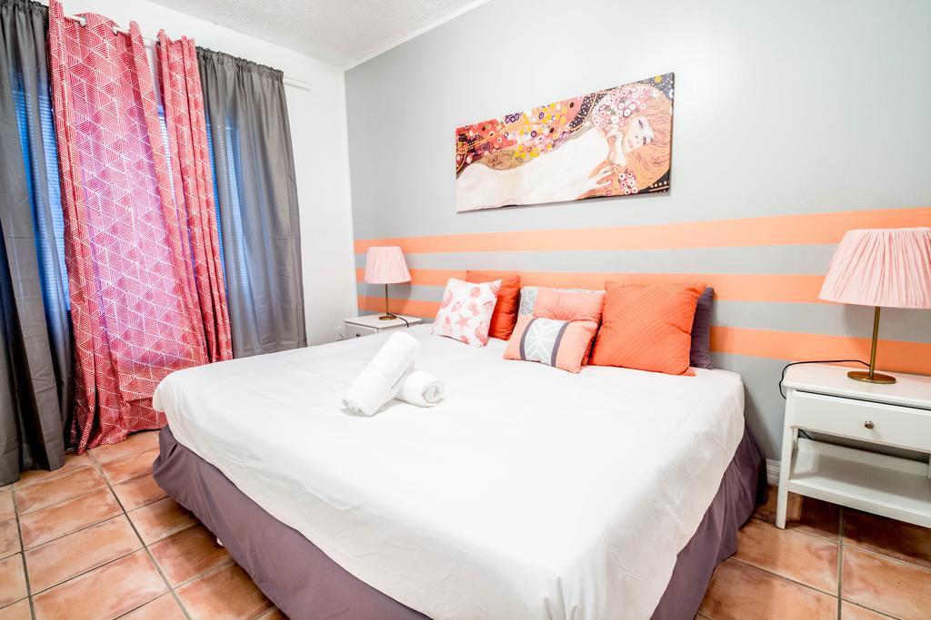 Ocean Walk Apartments ไมอามีบีช ภายนอก รูปภาพ