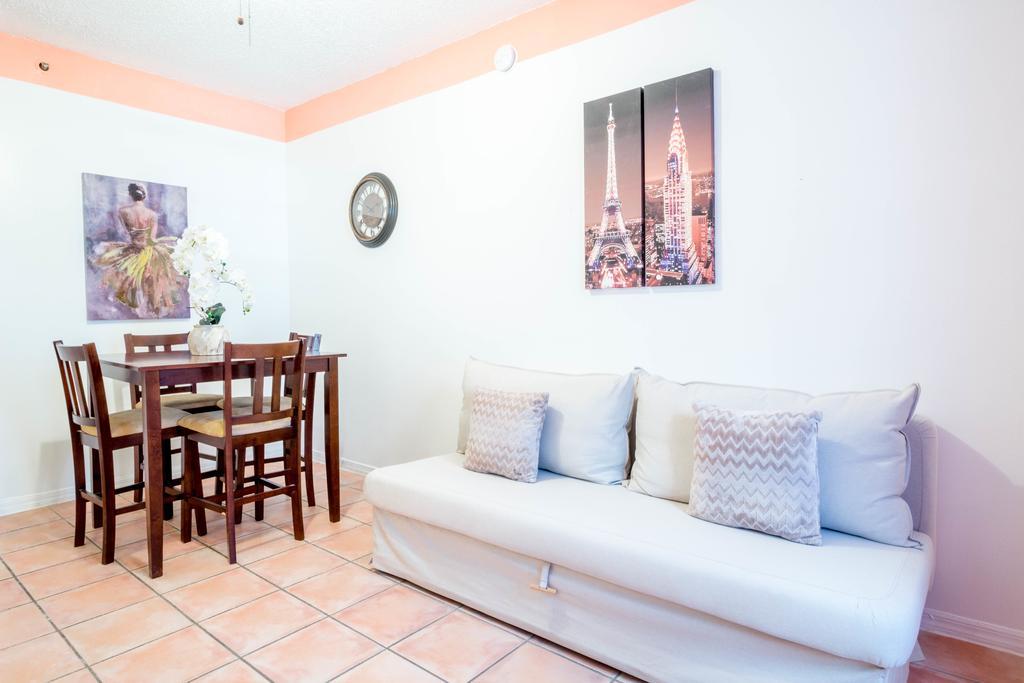 Ocean Walk Apartments ไมอามีบีช ภายนอก รูปภาพ